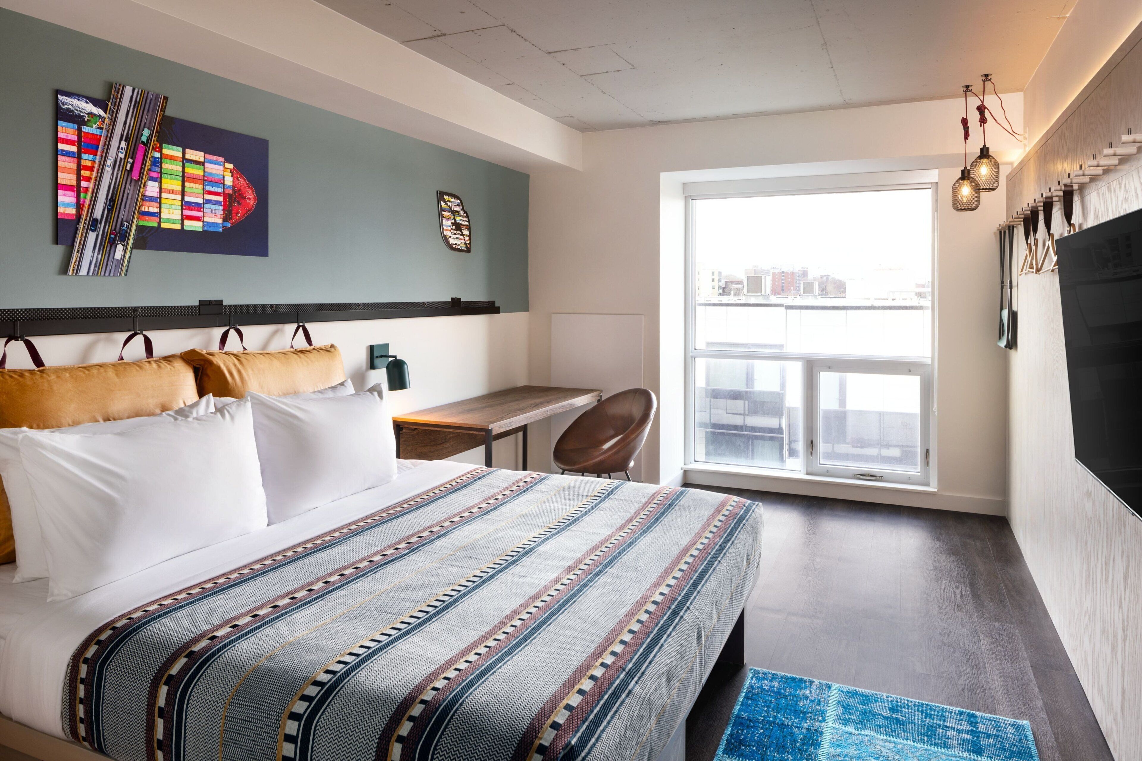 Room, 1 Katil Raja (King) | Peti besi dalam bilik, ruang kerja komputer riba 