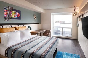 Hypo-allergenic bedding, in-room safe, laptop workspace, blackout drapes - Moxy Halifax Downtown (Halifax)
