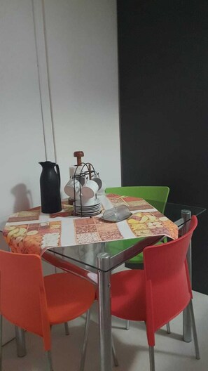 Appartement | Cuisine privée | Réfrigérateur, four à micro-ondes, surface de cuisson