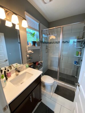 Casa, 2 habitaciones, para fumadores, patio | Baño | Toallas