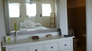 Room - Beautiful Apartment Across The Road From The Beach (Silver Sands)