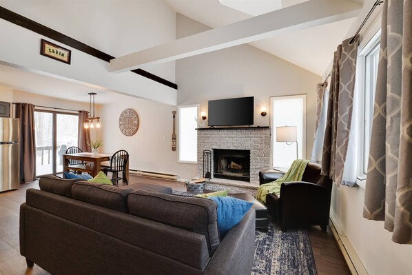 Living area - Dream Lakehouse Wfirepit Fireplace, Bbq, Wi-fi (Pocono Lake)