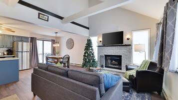 House, 3 Bedrooms, Fireplace | Room amenity