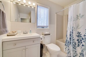 Bathroom - Dream Lakehouse Wfirepit Fireplace, Bbq, Wi-fi (Pocono Lake)