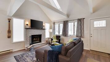 House, 3 Bedrooms, Fireplace | Room amenity