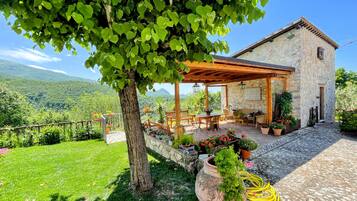 House, 2 Bedrooms, Smoking, Patio | Outdoor dining