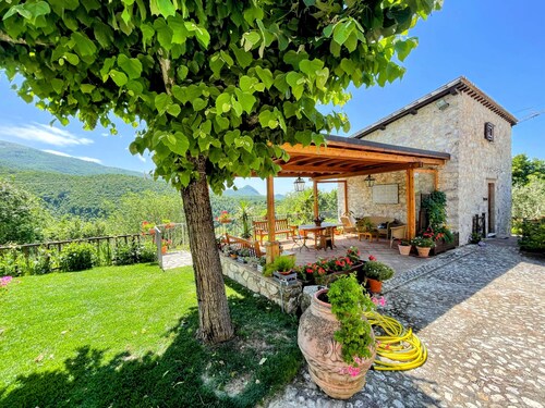 Torretta Sleeps 5 With Pool and Exclusive Gardens Plus Private Verandah