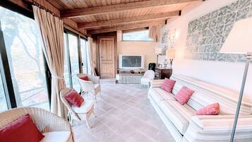 House, 2 Bedrooms, Smoking, Patio | Living area