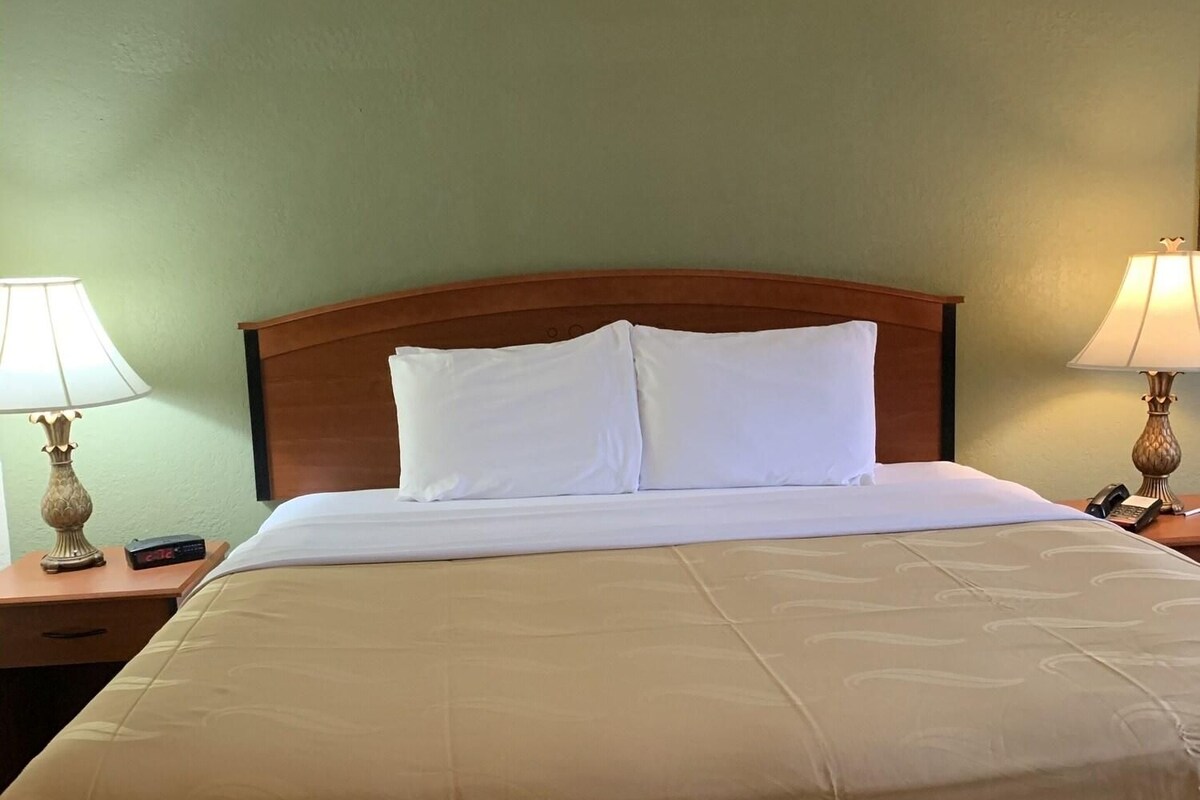 1 King Bed, Nonsmoking