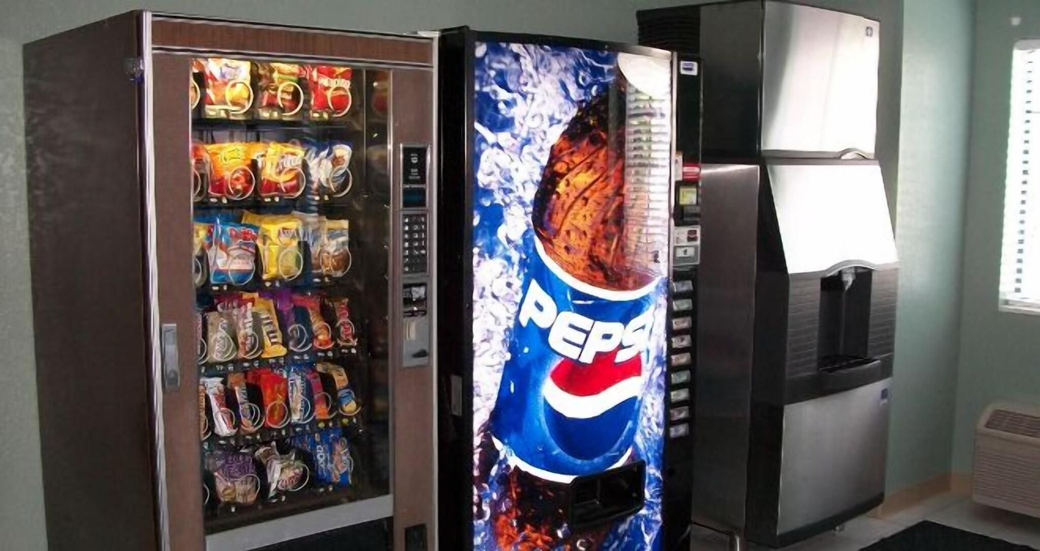 En automattankstation med snacks och ett kylskåp med Pepsi-produkter.