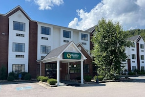 A hotel with a covered entrance, a sign reading 'Quality Inn & Suites by Wyndham,' and a parking lot. - Quality Inn & Suites Prestonsburg (Prestonsburg)