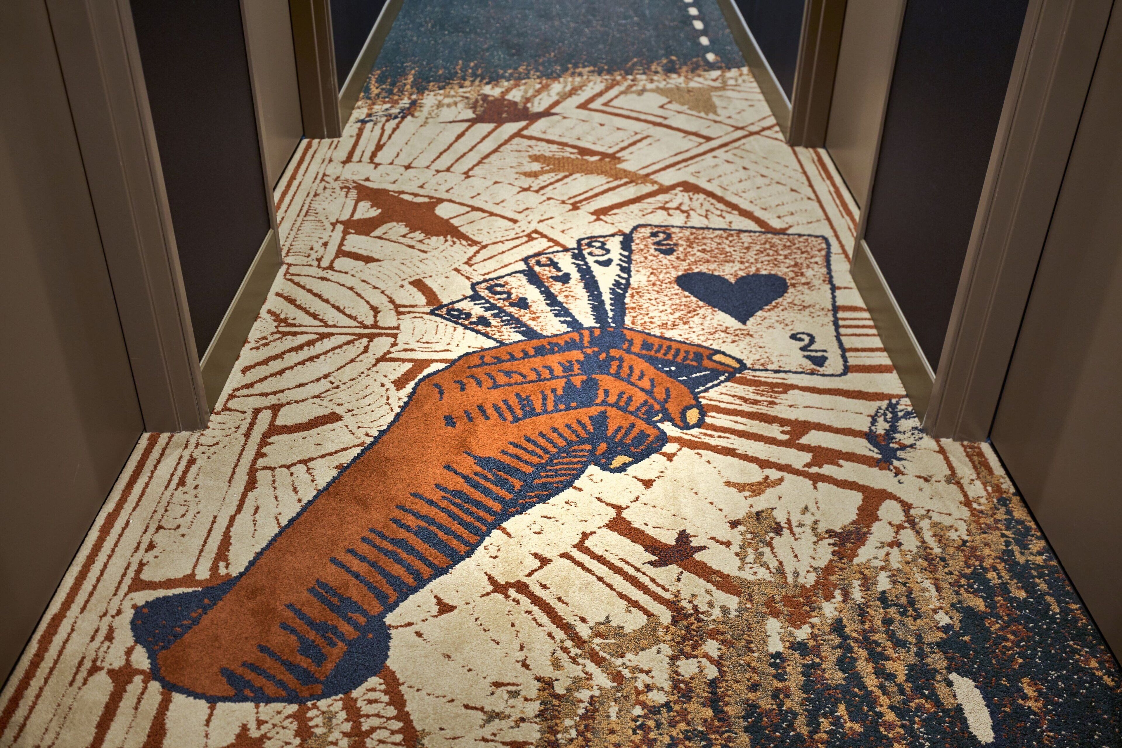 Une tapis représentant une main tenant des cartes à jouer.