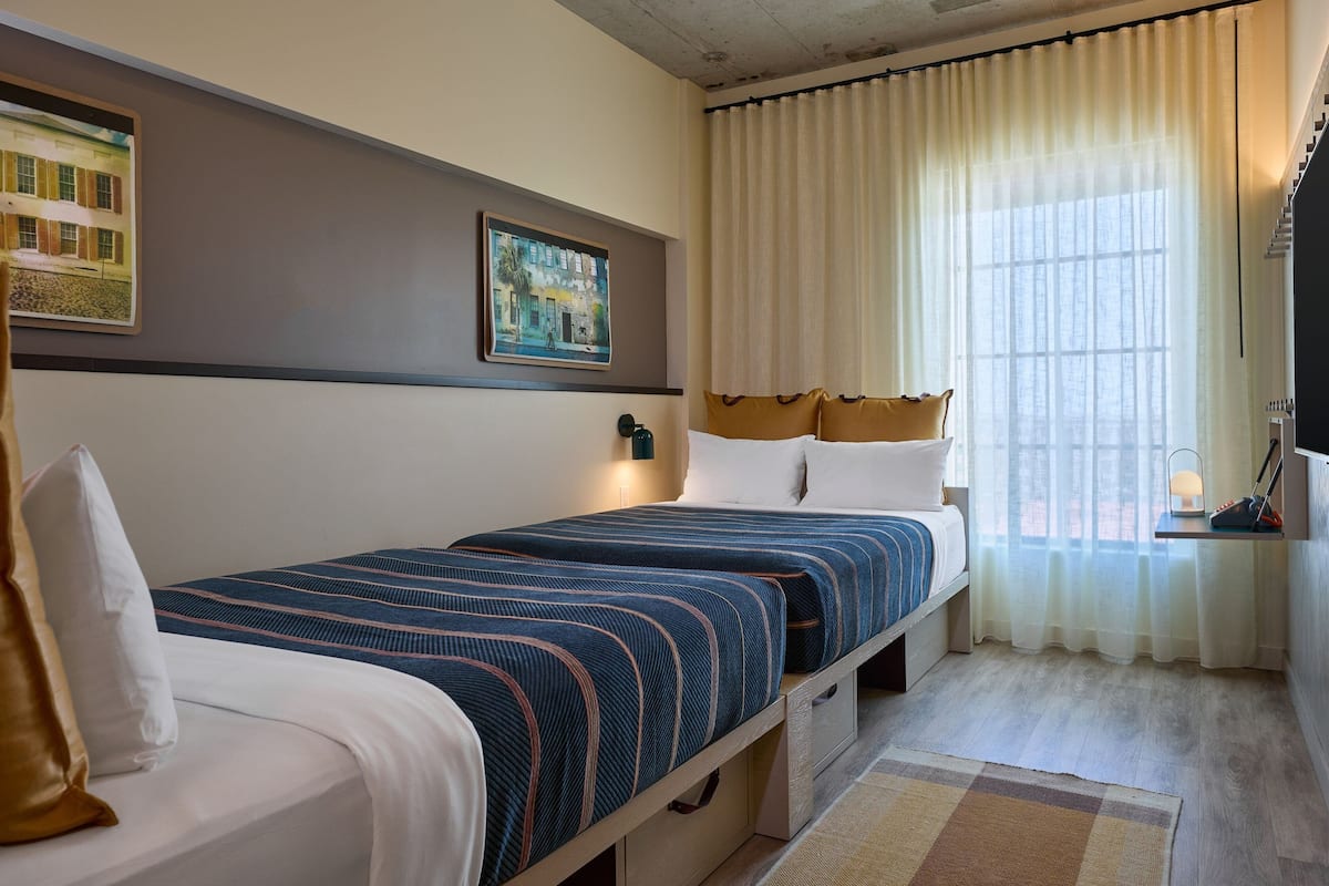 Escritorio, cuna de viaje, wifi gratis y ropa de cama