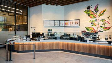 Café da manhã feito na hora todos os dias mediante uma taxa