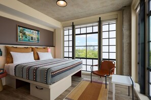 Desk, travel crib, free WiFi, bed sheets - Moxy Charleston Downtown (Charleston)