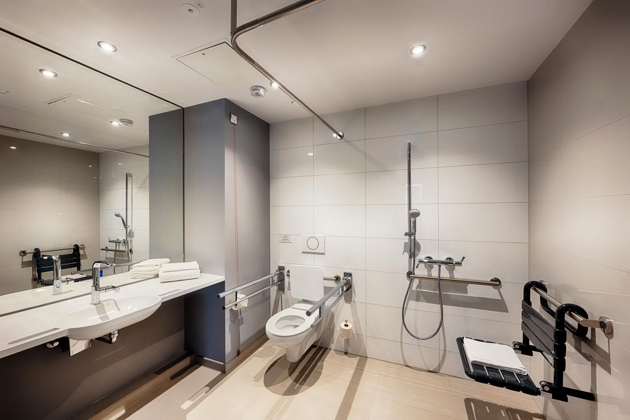 Rolstoeltoegankelijke badkamer
