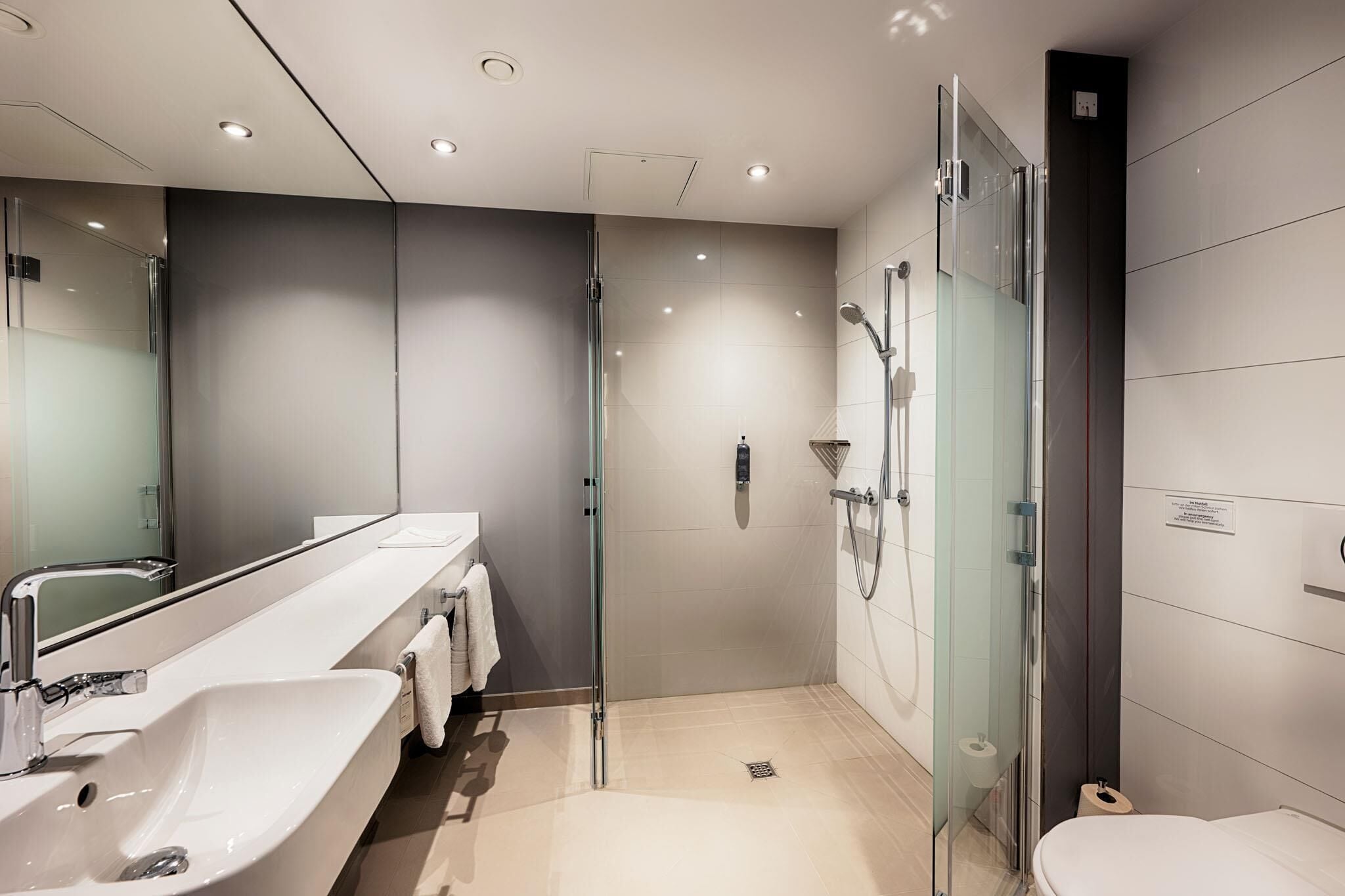 Twin Room, Roll-in Shower | Accessible bathroom