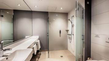 Twin Room, Roll-in Shower | Accessible bathroom