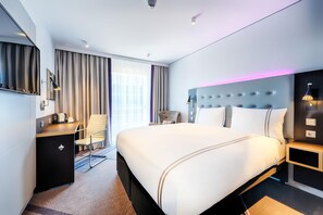 Standard Double Room | Soundproofing, free WiFi, bed sheets - Premier Inn Darmstadt City Centre (Darmstadt)