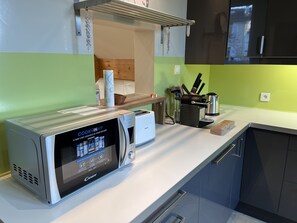 雪櫃、微波爐、焗爐、爐具