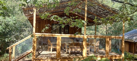 Outdoor dining. Cap Town cabin in the forest