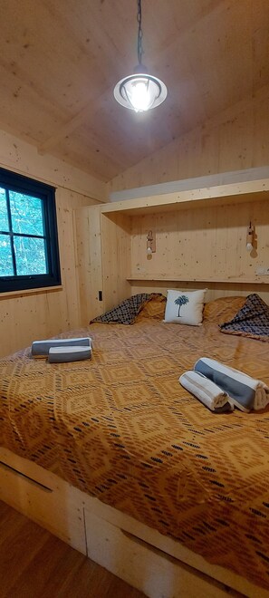 2 bedrooms, bed sheets