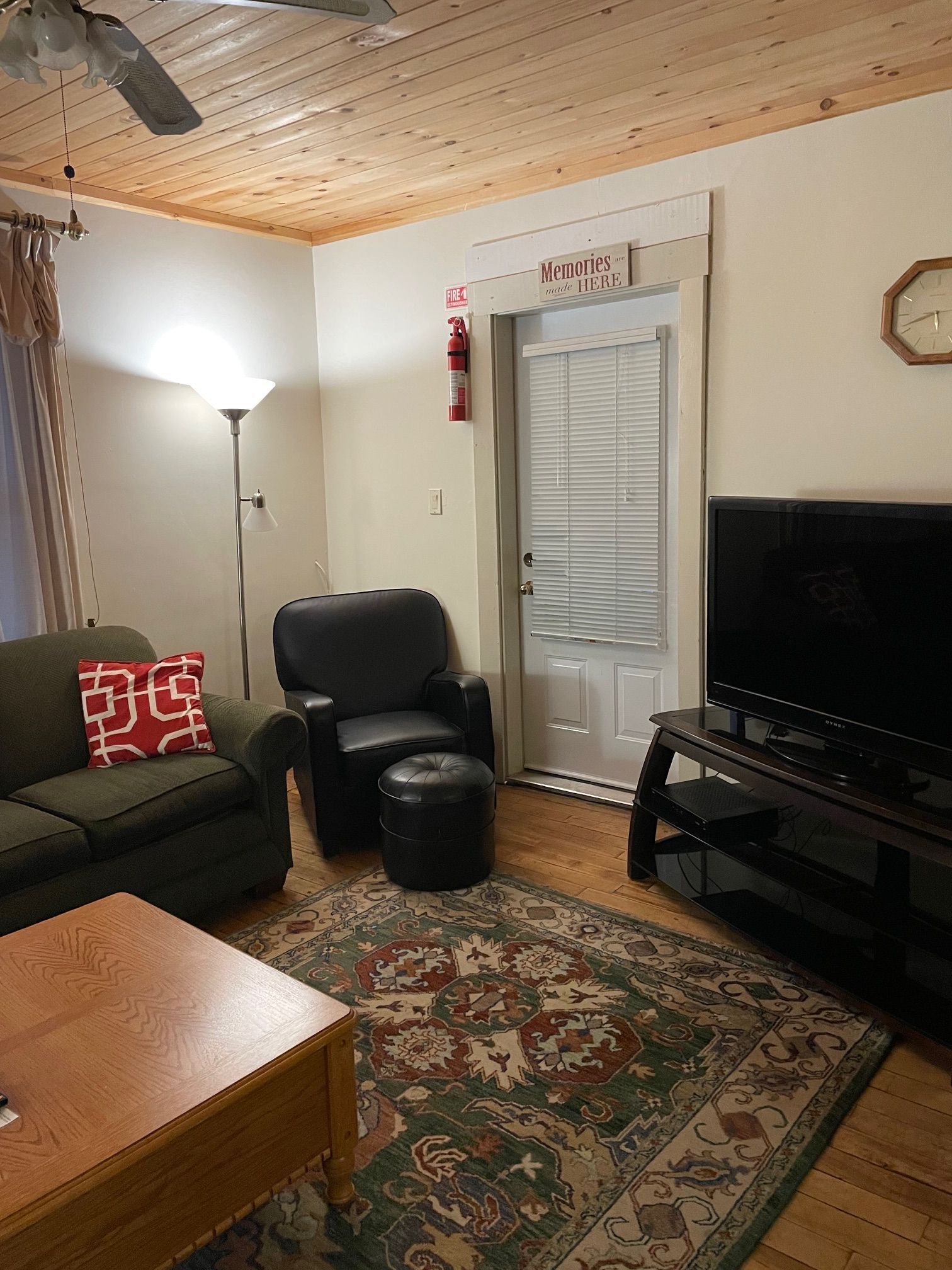 Maison, 4 chambres, patio, vue sur le lac | Salle de séjour | Livres