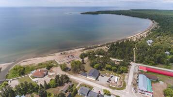 Talo, 4 makuuhuonetta, patio, järvinäköala | Ranta | Ranta lähistöllä