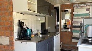 Kjøleskap, mikrobølgeovn, ovn og oppvaskmaskin