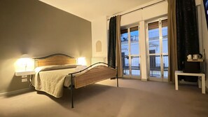 Premium bedding, down duvets, pillow-top beds, desk - Suite&Chic (Bari)
