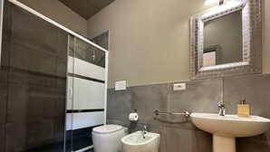 Ein modernes Badezimmer mit Dusche, Toilette und Waschbecken.