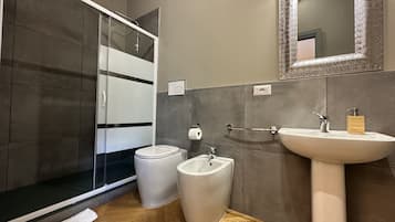 Bruser, hårtørrer, badekåber, bidet