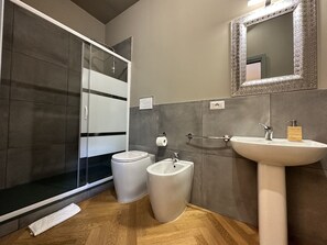 Dusche, Haartrockner, Bademäntel, Bidet