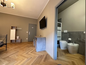 Deluxe Room, 1 Bedroom, Private Bathroom, City View
