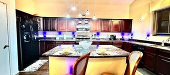 5BR/3.5BA w/2 Master Suites/Pool