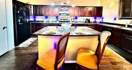 5BR/3.5BA w/2 Master Suites/Pool