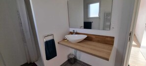 Een douche, een haardroger, handdoeken