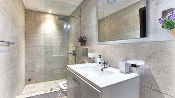 Signature Condo | Bathroom | Rainfall showerhead, free toiletries, towels, soap