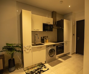 Deluxe Studio Suite | Private kitchen | Fridge, microwave, oven, stovetop