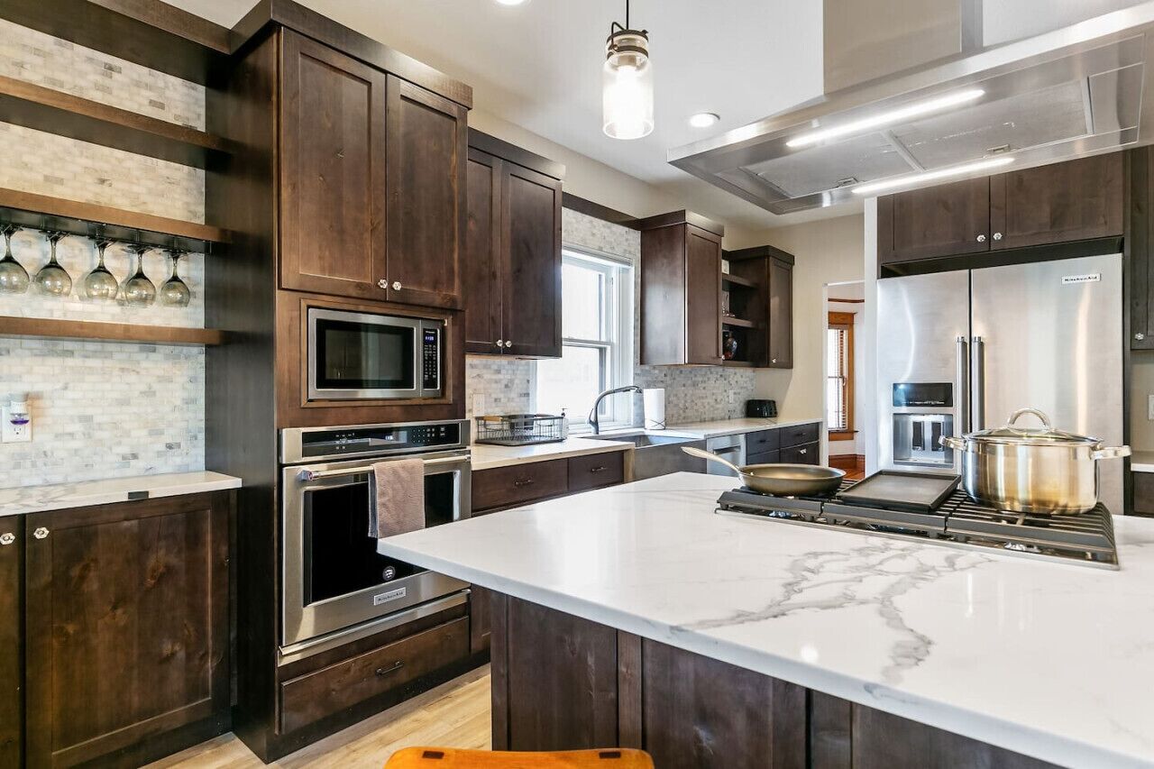 Kjøleskap, mikrobølgeovn, ovn og kokeplater