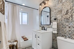 Vasca, asciugacapelli, asciugamani, sapone