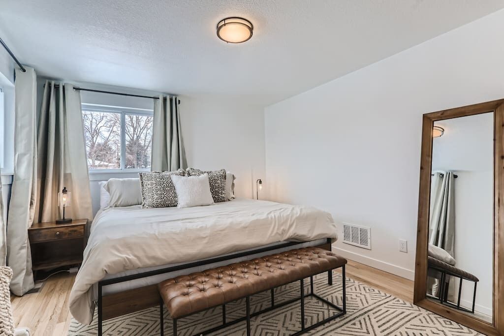 5 間睡房、書桌、熨斗/熨衫板、可攜式嬰兒床