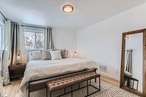 5 bedrooms, desk, iron/ironing board, travel crib