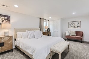 5 habitaciones, escritorio y tabla de planchar con plancha 