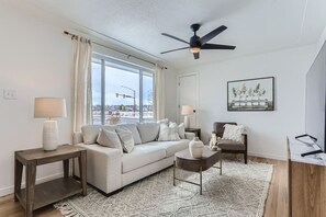 Smart TV, chimenea, futbolito y oficina 