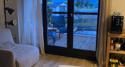 Superbe appartement petit port, vue sur lac et marina.