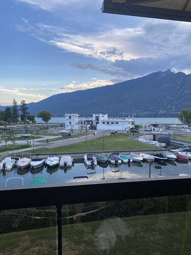 Superbe appartement petit port, vue sur lac et marina.