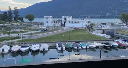Superbe appartement petit port, vue sur lac et marina.