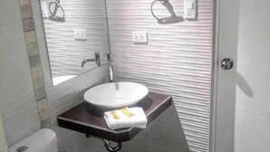 Basic Twin Room | Bathroom | Free toiletries - Hotel Inkayacu Paracas (Paracas)