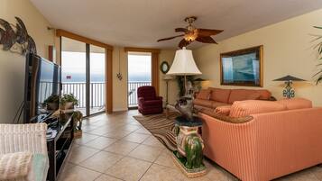 Condo, 3 Bedrooms | Living area